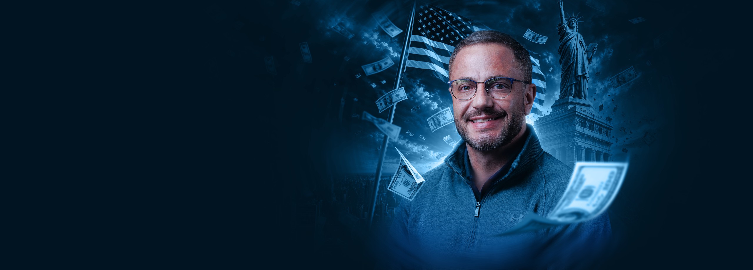 Fabio Fares sorrindo, de óculos e jaqueta azul, com a bandeira dos Estados Unidos, a Estátua da Liberdade e notas de dólar ao fundo